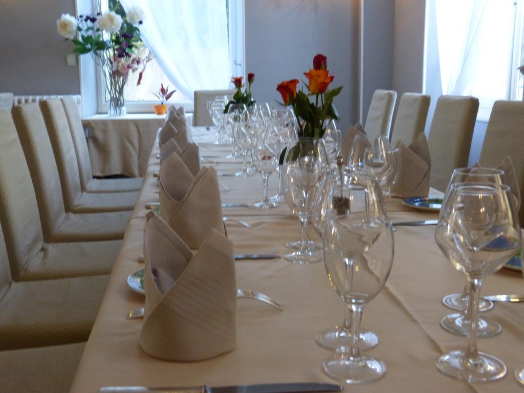 Hotel Restaurant "Le Relais" Courtenay  Eksteriør bilde