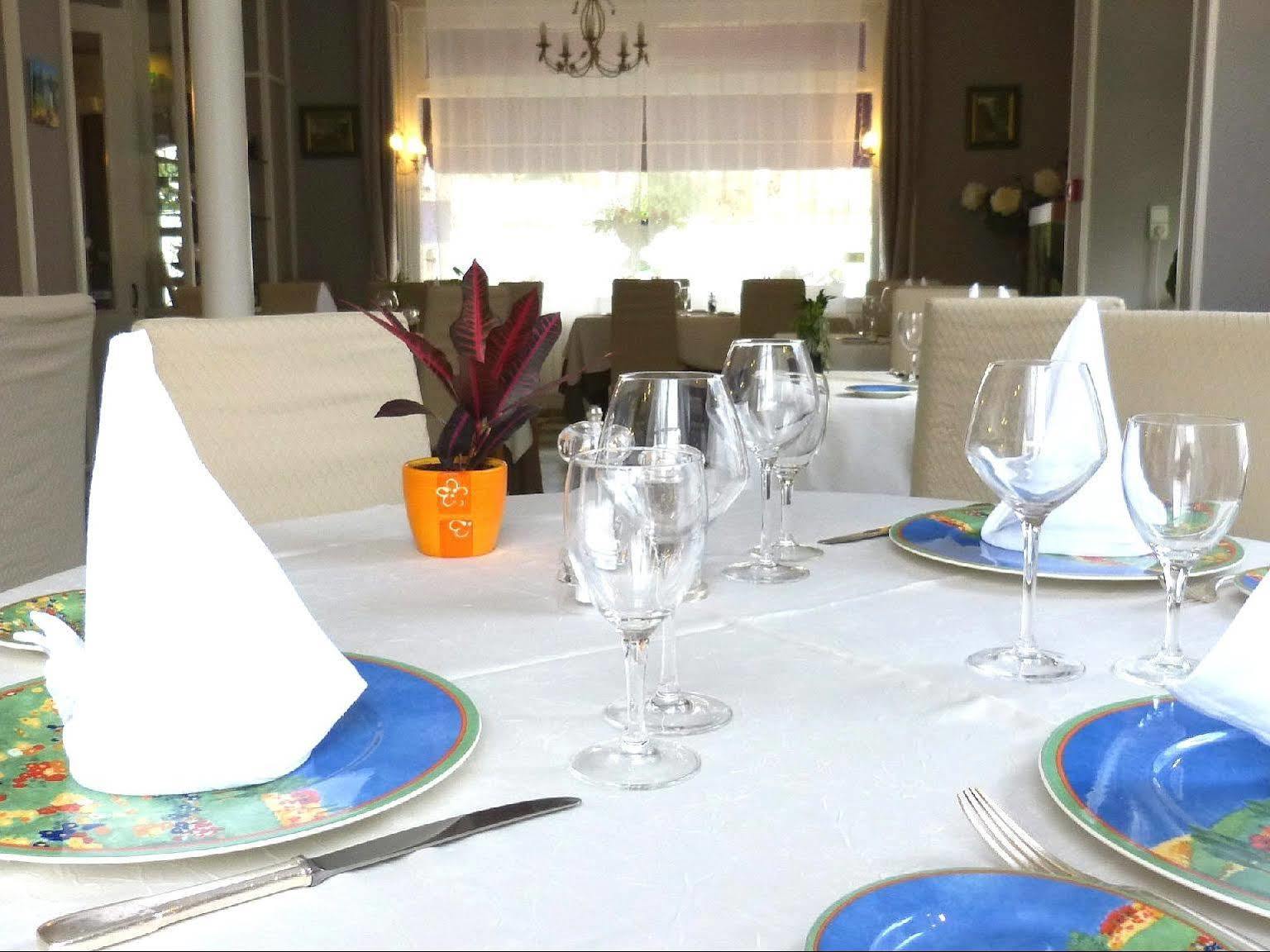 Hotel Restaurant "Le Relais" Courtenay  Eksteriør bilde
